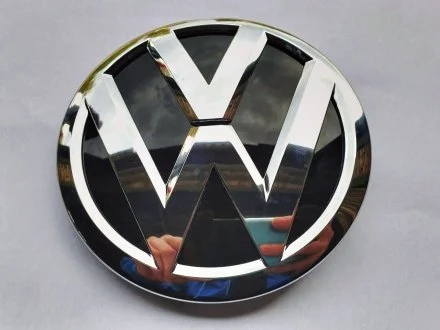 Эмблема передняя Passat B8 USA Jetta 2016-18 в решетку радиатора AND 30853061