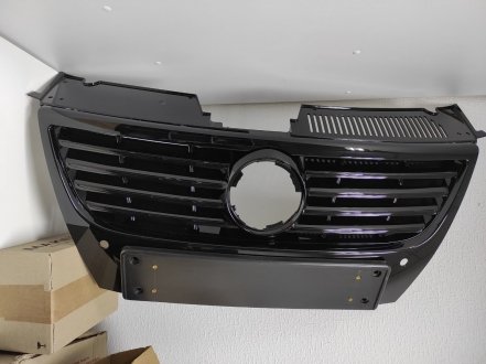 Решітка радіатора Passat B6 2005-2010 чорний глянець під парктроніки AND 30853109 (фото 1)