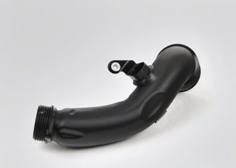 Патрубок BMW 13717602651
