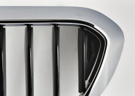 Решетка радиатора ноздря 5 G30 G31 2016-, левая BMW 51137390863 (фото 1)