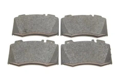Тормозные колодки дисковые MERCEDES C (W203, C203) / E (W211) передняя сторона 00-11 Delphi LP1828