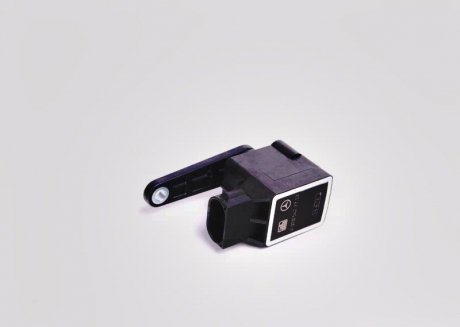 Датчик уровня высоты подвески Mercedes ML W164 / GL X164 / E W211 / CLS C219 / S W221 / R W251 MERCEDES-BENZ A0105427717 (фото 1)