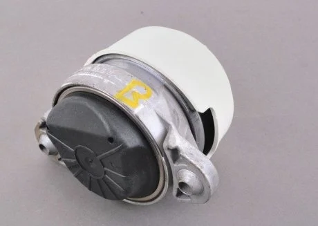 Подушка (Опора) двигателя 4matic Mercedes C W204 / E C207 MERCEDES-BENZ A2042403517 (фото 1)