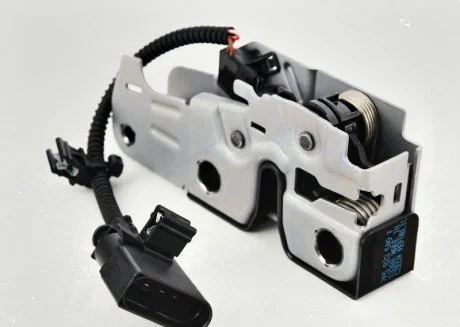 Замок Капота ниж.частина cy 15-18 PORSCHE 95851150902