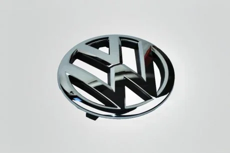 Эмблема решетки радиатора Passat Caddy Touran 2011- VAG 1T0853601EULM