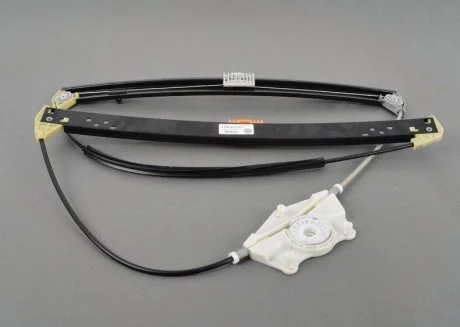 Склопідйомник передній правий Touareg 2002-2010 VAG 7L0837462F