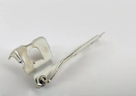 Шарнір кришки капота VAG 8K0823302D