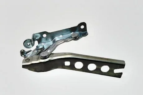 Петля капота Octavia A5 2004-2013 левая Vika 88230888501